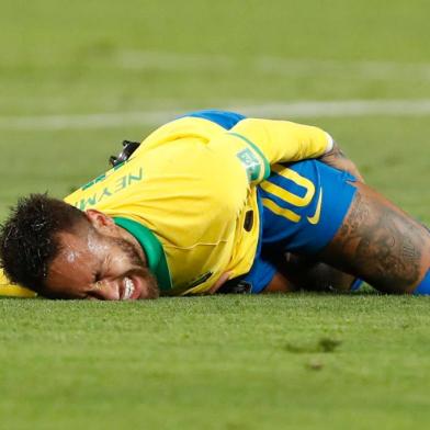  Brazils Neymar gestures on the ground during the 2022 FIFA World Cup South American qualifier football match against Peru at the National Stadium in Lima, on October 13, 2020, amid the COVID-19 novel coronavirus pandemic. (Photo by Paolo AGUILAR / POOL / AFP)Editoria: SPOLocal: LimaIndexador: PAOLO AGUILARSecao: soccerFonte: POOLFotógrafo: STR<!-- NICAID(14615790) -->