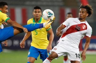  Brazils Danilo (L) stretches for the ball as teammate Casemiro (C) and Perus Andre Carrillo look on during their 2022 FIFA World Cup South American qualifier football match at the National Stadium in Lima, on October 13, 2020, amid the COVID-19 novel coronavirus pandemic. (Photo by Paolo AGUILAR / POOL / AFP)Editoria: SPOLocal: LimaIndexador: PAOLO AGUILARSecao: soccerFonte: POOLFotógrafo: STR<!-- NICAID(14615788) -->