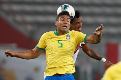  Brazils Casemiro (front) and Perus Renato Tapia head for the ball during their 2022 FIFA World Cup South American qualifier football match at the National Stadium in Lima, on October 13, 2020, amid the COVID-19 novel coronavirus pandemic. (Photo by Paolo AGUILAR / POOL / AFP)Editoria: SPOLocal: LimaIndexador: PAOLO AGUILARSecao: soccerFonte: POOLFotógrafo: STR<!-- NICAID(14615791) -->