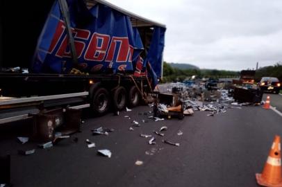 Um caminhão tombou na manhã desta quarta-feira (14)  na BR-290, a freeway, em Osório, no Litoral Norte.  O acidente aconteceu por volta das 5h30min, no sentido Porto Alegre - Litoral.  <!-- NICAID(14615841) -->