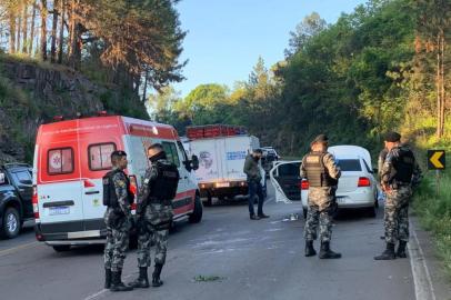 Cinco suspeitos morreram em confronto com a Brigada Militar (BM) no início da manhã desta quarta-feira (14) em Caxias do Sul. A troca de tiros aconteceu na RS-453 (Rota do Sol), após uma perseguição que iniciou no bairro Pioneiro, onde os criminosos atacaram um ponto de venda de drogas que pertenceria a um grupo rival.<!-- NICAID(14615849) -->