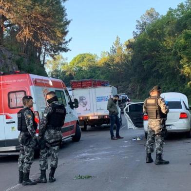 Cinco suspeitos morreram em confronto com a Brigada Militar (BM) no início da manhã desta quarta-feira (14) em Caxias do Sul. A troca de tiros aconteceu na RS-453 (Rota do Sol), após uma perseguição que iniciou no bairro Pioneiro, onde os criminosos atacaram um ponto de venda de drogas que pertenceria a um grupo rival.<!-- NICAID(14615849) -->