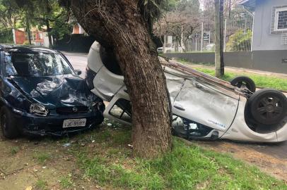 Um carro capotou após colidir contra outro veículo na esquina da Avenida Iguassú com a Rua Murilo Furtado, no bairro Petrópolis, em Porto Alegre, na manhã desta quarta-feira (14). Um dos motoristas teve cortes na testa e em um dos braços.<!-- NICAID(14616069) -->