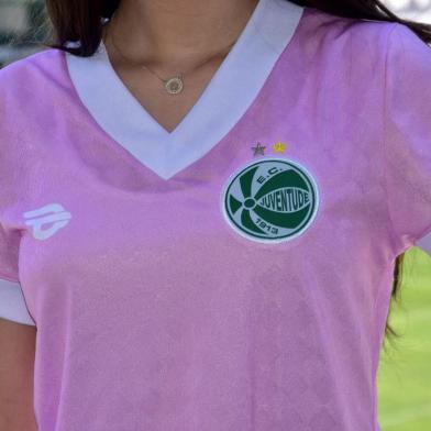 O Juventude lançou, nesta quarta-feira (14), uma camisa alusiva ao Outubro Rosa. Ela foi inspirada nos clássicos uniformes utilizados nos anos 80 e na primeira camisa da coleção Lendárias. <!-- NICAID(14616475) -->