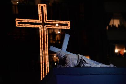  Picture of part of the scenery of the re-enactment of the 14 Stations of the Cross -- scenes of Jesus carrying the cross to his crucifixion -- with the participation of Pope Francis, at Copacabana beach in Rio de Janeiro, taken on July 26, 2013. Pope Francis, who is in Rio for the weeklong gathering of young Catholics World Youth Day, took his high-octane mission to shake up Catholic faith back to the streets of Brazil Friday, greeting throngs of pilgrims, meeting convicts and hearing youngsters confess their sins.  AFP PHOTO / YASUYOSHI CHIBAEditoria: RELLocal: Rio de JaneiroIndexador: YASUYOSHI CHIBASecao: religious eventFonte: AFPFotógrafo: STF<!-- NICAID(9618261) -->