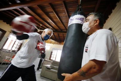 Esteio, RS, BRASIL, 14/10/2020- Boxeador, Carlos Alberto de Almeida de 67 anos faz vídeos para grupos de idosos lutadores no WhatsApp. Foto: Lauro Alves / Agencia RBS<!-- NICAID(14615851) -->