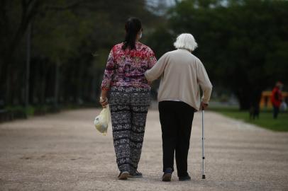  PORTO ALEGRE, RS, BRASIL, 14-10-2020: Idosos no Parque da Redenção durante a tarde (FOTO FÉLIX ZUCCO/AGÊNCIA RBS, Editoria SuaVida).<!-- NICAID(14616402) -->