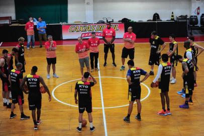  CAXIAS DO SUL, RS, BRASIL, 14/10/2020. Treino do KTO/Caxias do Sul Basquete no ginásio do Vascão. Na foto, técnico Rodrigo Barbosa conversa com o grupo de atletas. (Porthus Junior/Agência RBS)Indexador:                                 <!-- NICAID(14616775) -->