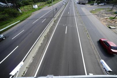  CANOAS,RS,BRASIL.2020,10,14.Câmeras de monitoramentos instaladas na passarela da Petrobras no KM 260,em Canoas,para monitorar carros roubados ou IPVA atrasado.(RONALDO BERNARDI/AGENCIA RBS).<!-- NICAID(14615983) -->