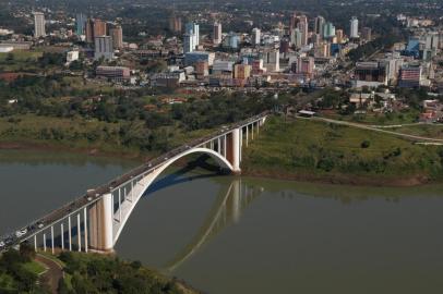 *** Paraguai 7 - Adriana Franciosi ***Ciudad de Leste, no Paraguai, é uma das portas de entrada de produtos falsificados e contrabandeados no Brasil.Ponte da Amizade, fronteira entre os dois países, é o principal loncal por onde entram os produtos piratas.<!-- NICAID(1692918) -->