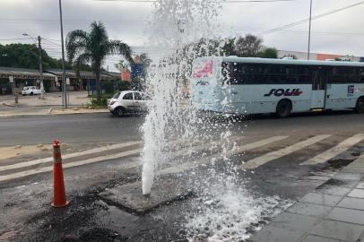 Um vazamento de água chamou atenção de quem passava pela Avenida Getúlio Vargas, altura da parada 48, no centro de Alvorada, na manhã desta quinta(15). O líquido jorrava alto de um buraco na esquina com a Rua Salgado Filho.O problema ocorreu bem em frente a um mercado, uma farmácia e uma tabacaria. Os comerciantes disseram que um pequeno vazamento começou há 15 dias. Ontem, a Companhia Estadual de Saneamento (Corsan) esteve trabalhando o dia inteiro no local.