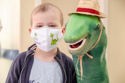 O menino Rodrigo Chaves Paiva e o Queridino, dinossauro da Oncologia Pediátrica do Hospital de Clínicas de Porto Alegre. Foto autorizada pela mãe.<!-- NICAID(14617267) -->