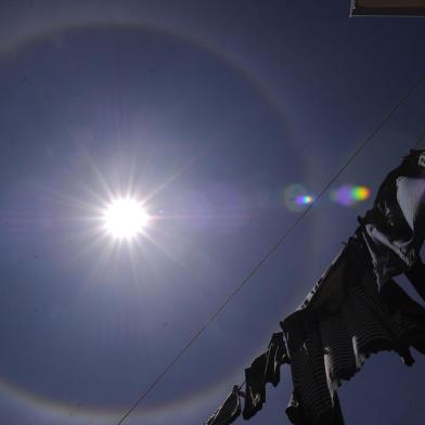  CAXIAS DO SUL, RS, BRASIL, 15/10/2020 - Um diferente círculo colorido apareceu em torno do sol. (Marcelo Casagrande/Agência RBS)<!-- NICAID(14617362) -->