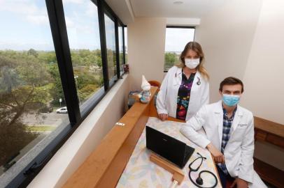  PORTO ALEGRE, RS, BRASIL,15/10/2020- Na foto, João Pedro ao lado de sua mãe, Jaqueline. Ambos são médicos. Ela trabalha na área faz 30 anos e ele se formou em setembro. Lauro Alves / Agencia RBS<!-- NICAID(14617370) -->