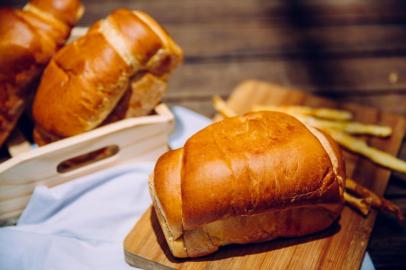  PORTO ALEGRE, RS, BRASIL, 05/10/2016 : RECEITAS DE PÃO - pão caseiro tradicional - pão de batata - pão de leite - pão australiano - pão integral - pão rústico (cascudo) - pão recheado com calabresa. (Omar Freitas/Agência RBS)Indexador: Omar Freitas<!-- NICAID(12485696) -->