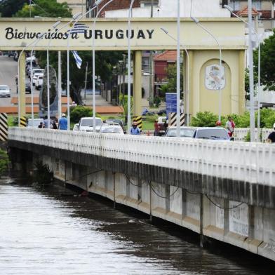  Com o nível do Rio Quaraí baixando 30 centímetros por hora e a quinta-feira sem chuva na Fronteira Oeste do Rio Grande do Sul, a Ponte Internacional da Concórdia, que liga o Brasil ao Uruguai por Quaraí e Artigas, foi reaberta para a circulação de pedestres e veículos às 15h.<!-- NICAID(11911528) -->