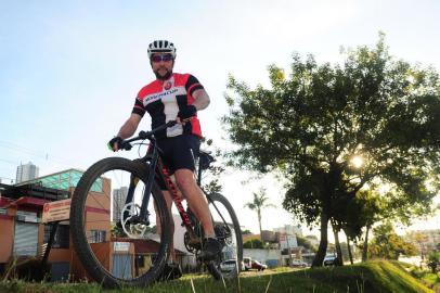  CAXIAS DO SUL, RS, BRASIL, 15/10/2020. Ciclista André Busnello. Seção Olhares da Cidade. Ele é um crítico do sistema de mobilidade para os ciclistas. Acha que faltam ciclovias e mais respeito aos ciclistas.  (Porthus Junior/Agência RBS)<!-- NICAID(14617888) -->