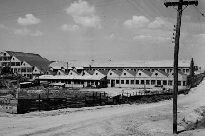 Complexo da Maesa visto a partir da rua Dom José Barea esquina com a futura Rua Pedro Tomasi, em meados dos anos 1950, em direção a Rua Treze de Maio. Rua Dom José Barea tinha o nome de Rua Visconde de Mauá nessa época, até 1957 (por volta de).<!-- NICAID(14617647) -->