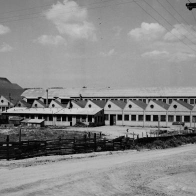 Complexo da Maesa visto a partir da rua Dom José Barea esquina com a futura Rua Pedro Tomasi, em meados dos anos 1950, em direção a Rua Treze de Maio. Rua Dom José Barea tinha o nome de Rua Visconde de Mauá nessa época, até 1957 (por volta de).<!-- NICAID(14617647) -->