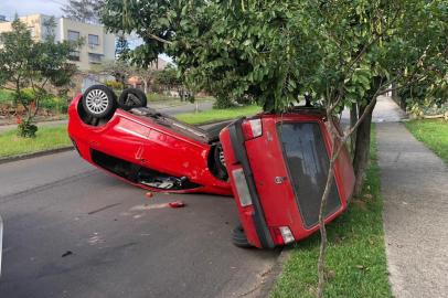 Dois carros capotam após colisão no bairro Alto Petrópolis, em Porto Alegre.<!-- NICAID(14618145) -->