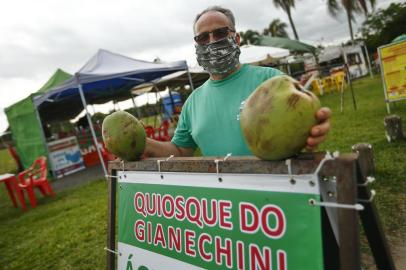  PORTO ALEGRE, RS, BRASIL, 15-10-2020: Elemar Gianechini, comerciante que possui barraca na orla do Guaíba, em Porto Alegre (FOTO FÉLIX ZUCCO/AGÊNCIA RBS, Editoria de Porto Alegre).<!-- NICAID(14617643) -->