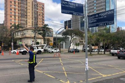 Agentes da EPTC monitoram trânsito no entorno da trincheira da Cristóvão Colombo, em Porto Aegre.<!-- NICAID(14618417) -->