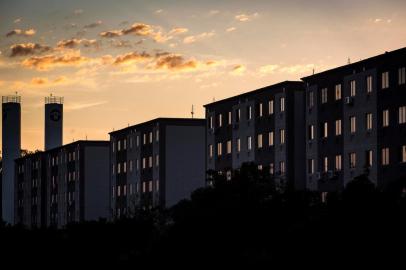  PORTO ALEGRE, RS, BRASIL, 30-05-2018: Prédios com apartamentos em vendas pelo programa Minha Casa, Minha Vida 3 e área em construção de novas moradias na avenida Edgar Pires de Castro, próximo a rótula de acesso ao bairro Restinga. Revisão do Plano Diretor de Porto Alegre, 10 anos depois de sancionado. (Foto: Mateus Bruxel / Agência RBS)<!-- NICAID(13577430) -->