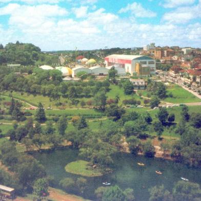 Vista aérea do Parque dos Macaquinhos, com o antigo lago (ao centro), a ilha dos macacos, o prédio do antigo Pavilhão de Exposições da Festa da Uva e o parque da Festa da Uva.<!-- NICAID(10841689) -->