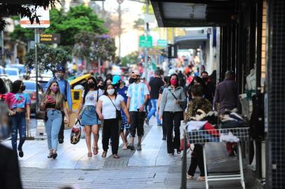  CAXIAS DO SUL, RS, BRASIL, 27/08/2020. Serra propõe comércio com metade dos funcionários e 25% de lotação na bandeira vermelha. Na foto, movimento no comércio, na tarde desta quinta-feira. (Porthus Junior/Agência RBS)<!-- NICAID(14578636) -->