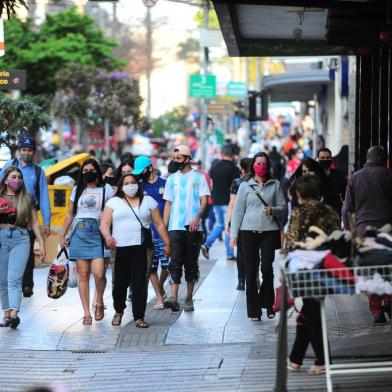  CAXIAS DO SUL, RS, BRASIL, 27/08/2020. Serra propõe comércio com metade dos funcionários e 25% de lotação na bandeira vermelha. Na foto, movimento no comércio, na tarde desta quinta-feira. (Porthus Junior/Agência RBS)<!-- NICAID(14578636) -->