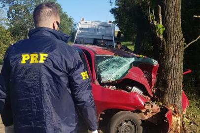 Jovem morre após colidir carro em árvore na BR-470 em Veranópolis. <!-- NICAID(14619374) -->