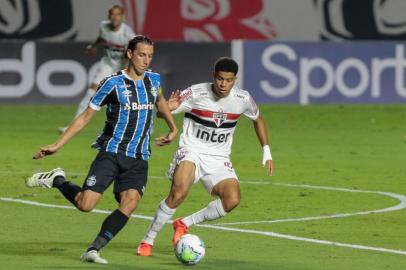 SP - BRASILEIRO A 2020, SÃO PAULO X GREMIO - ESPORTES - BRASILEIRO A 2020, SÃO PAULO X GREMIO - Gabriel Sara jogador do São Paulo disputa lance com Geromel jogador do Grêmio durante partida no estádio Morumbi pelo campeonato Brasileiro A 2020. 17/10/2020 - Foto: MARCELLO ZAMBRANA/AGIF - AGÊNCIA DE FOTOGRAFIA/AGIF - AGÊNCIA DE FOTOGRAFIA/ESTADÃO CONTEÚDO<!-- NICAID(14619459) -->