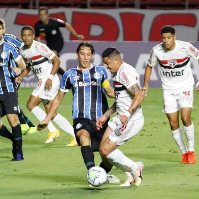 SP - SÃO-PAULO-GRÊMIO-CAMPEONATO-BRASILEIRO-SÉRIE-A - ESPORTES - Lance durante  partida entre São Paulo e Grêmio, válida pelo Campeonato Brasileiro da Série A, no Estádio do Morumbi, em São Paulo (SP), neste sábado (17). 17/10/2020 - Foto: FLAVIO CORVELLO/FUTURA PRESS/FUTURA PRESS/ESTADÃO CONTEÚDO<!-- NICAID(14619460) -->