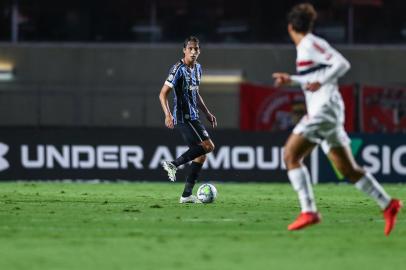 RS - FUTEBOL/CAMPEONATO BRASILEIRO 2020 /GREMIO X SAO PAULO - ESPORTES - Lance da partida entre Sao Paulo e Grêmio disputada na noite deste sabado, no EstÃ¡dio Morumbi, em Sao Paulo, em partida valida pela Campeonato Brasileiro 2020. FOTO: LUCAS UEBEL/GREMIO FBPA Geromel<!-- NICAID(14619472) -->