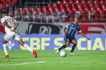 RS - FUTEBOL/CAMPEONATO BRASILEIRO 2020 /GREMIO X SAO PAULO - ESPORTES - Lance da partida entre Sao Paulo e Grêmio disputada na noite deste sabado, no EstÃ¡dio Morumbi, em Sao Paulo, em partida valida pela Campeonato Brasileiro 2020. FOTO: LUCAS UEBEL/GREMIO FBPA<!-- NICAID(14619470) -->