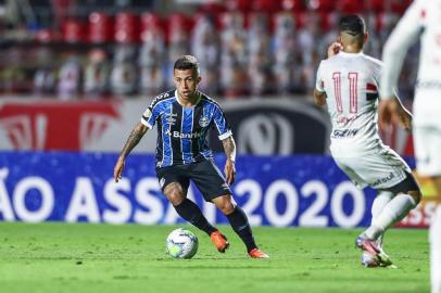 RS - FUTEBOL/CAMPEONATO BRASILEIRO 2020 /GREMIO X SAO PAULO - ESPORTES - Lance da partida entre Sao Paulo e Grêmio disputada na noite deste sabado, no EstÃ¡dio Morumbi, em Sao Paulo, em partida valida pela Campeonato Brasileiro 2020. FOTO: LUCAS UEBEL/GREMIO FBPA Matheus Henrique<!-- NICAID(14619468) -->