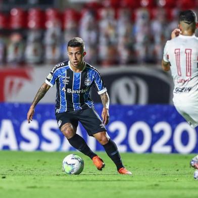 RS - FUTEBOL/CAMPEONATO BRASILEIRO 2020 /GREMIO X SAO PAULO - ESPORTES - Lance da partida entre Sao Paulo e Grêmio disputada na noite deste sabado, no EstÃ¡dio Morumbi, em Sao Paulo, em partida valida pela Campeonato Brasileiro 2020. FOTO: LUCAS UEBEL/GREMIO FBPA Matheus Henrique<!-- NICAID(14619468) -->