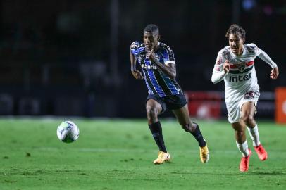 RS - FUTEBOL/CAMPEONATO BRASILEIRO 2020 /GREMIO X SAO PAULO - ESPORTES - Lance da partida entre Sao Paulo e Grêmio disputada na noite deste sabado, no EstÃ¡dio Morumbi, em Sao Paulo, em partida valida pela Campeonato Brasileiro 2020. FOTO: LUCAS UEBEL/GREMIO FBPA<!-- NICAID(14619466) -->