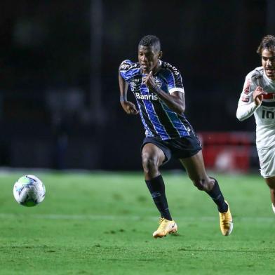 RS - FUTEBOL/CAMPEONATO BRASILEIRO 2020 /GREMIO X SAO PAULO - ESPORTES - Lance da partida entre Sao Paulo e Grêmio disputada na noite deste sabado, no EstÃ¡dio Morumbi, em Sao Paulo, em partida valida pela Campeonato Brasileiro 2020. FOTO: LUCAS UEBEL/GREMIO FBPA<!-- NICAID(14619466) -->