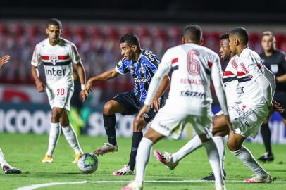 RS - FUTEBOL/CAMPEONATO BRASILEIRO 2020 /GREMIO X SAO PAULO - ESPORTES - Lance da partida entre Sao Paulo e Grêmio disputada na noite deste sabado, no EstÃ¡dio Morumbi, em Sao Paulo, em partida valida pela Campeonato Brasileiro 2020. FOTO: LUCAS UEBEL/GREMIO FBPA<!-- NICAID(14619467) -->