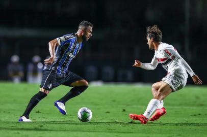 RS - FUTEBOL/CAMPEONATO BRASILEIRO 2020 /GREMIO X SAO PAULO - ESPORTES - Lance da partida entre Sao Paulo e Grêmio disputada na noite deste sabado, no EstÃ¡dio Morumbi, em Sao Paulo, em partida valida pela Campeonato Brasileiro 2020. FOTO: LUCAS UEBEL/GREMIO FBPA Maicon<!-- NICAID(14619464) -->