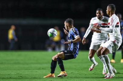 RS - FUTEBOL/CAMPEONATO BRASILEIRO 2020 /GREMIO X SAO PAULO - ESPORTES - Lance da partida entre Sao Paulo e Grêmio disputada na noite deste sabado, no EstÃ¡dio Morumbi, em Sao Paulo, em partida valida pela Campeonato Brasileiro 2020. FOTO: LUCAS UEBEL/GREMIO FBPA<!-- NICAID(14619463) -->