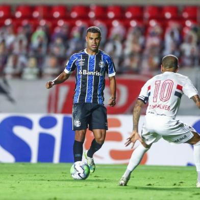 RS - FUTEBOL/CAMPEONATO BRASILEIRO 2020 /GREMIO X SAO PAULO - ESPORTES - Lance da partida entre Sao Paulo e Grêmio disputada na noite deste sabado, no EstÃ¡dio Morumbi, em Sao Paulo, em partida valida pela Campeonato Brasileiro 2020. FOTO: LUCAS UEBEL/GREMIO FBPA Alisson<!-- NICAID(14619462) -->