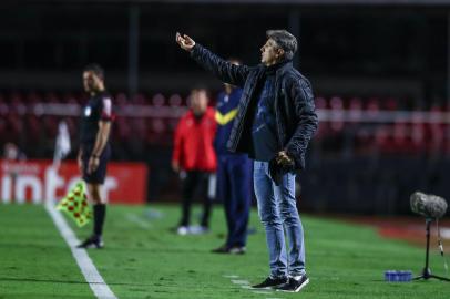 RS - FUTEBOL/CAMPEONATO BRASILEIRO 2020 /GREMIO X SAO PAULO - ESPORTES - Lance da partida entre Sao Paulo e Grêmio disputada na noite deste sabado, no EstÃ¡dio Morumbi, em Sao Paulo, em partida valida pela Campeonato Brasileiro 2020. FOTO: LUCAS UEBEL/GREMIO FBPA Renato Portaluppi<!-- NICAID(14619461) -->