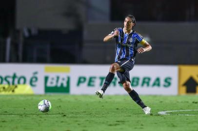 RS - FUTEBOL/CAMPEONATO BRASILEIRO 2020 /GREMIO X SAO PAULO - ESPORTES - Lance da partida entre Sao Paulo e Grêmio disputada na noite deste sabado, no EstÃ¡dio Morumbi, em Sao Paulo, em partida valida pela Campeonato Brasileiro 2020. FOTO: LUCAS UEBEL/GREMIO FBPA Pedro Geromel<!-- NICAID(14619474) -->