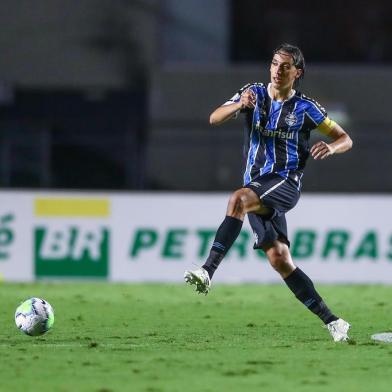 RS - FUTEBOL/CAMPEONATO BRASILEIRO 2020 /GREMIO X SAO PAULO - ESPORTES - Lance da partida entre Sao Paulo e Grêmio disputada na noite deste sabado, no EstÃ¡dio Morumbi, em Sao Paulo, em partida valida pela Campeonato Brasileiro 2020. FOTO: LUCAS UEBEL/GREMIO FBPA Pedro Geromel<!-- NICAID(14619474) -->