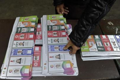 An electoral employee counts votes at a polling station during general elections in La Paz on October 18, 2020, amid the new coronavirus pandemic. - Fears that violence could break out proved unfounded as Bolivians voted peacefully on Sunday to elect a new president and Congress. Polling stations started closing at 5:00 (2100 GMT), although some centers remained open for the queues of people already lined up waiting to cast their ballots. (Photo by JORGE BERNAL / AFP)<!-- NICAID(14619960) -->