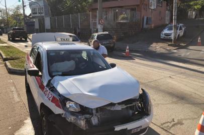 Acidente entre dois carros deixa mulher ferida e trânsito lento na zona leste de Porto Alegre.<!-- NICAID(14619972) -->