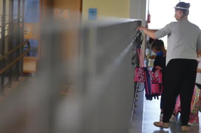  PORTO ALEGRE, 19/10/2020 - Volta às aulas na rede privada de Porto Alegre. Na foto, chegada de alunos da Educação Infantil do Colégio Anchieta<!-- NICAID(14620025) -->