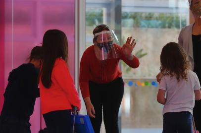  PORTO ALEGRE, 19/10/2020 - Volta às aulas na rede privada de Porto Alegre. Na foto, chegada de alunos da Educação Infantil do Colégio Anchieta<!-- NICAID(14620033) -->